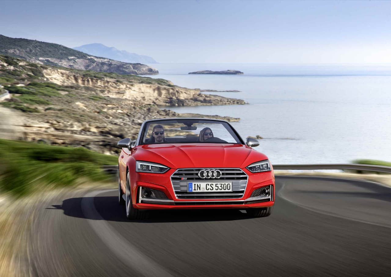 Con el mismo frente agresivo del A5, el
<b>Audi S5 Cabriolet</b> lleva debajo de su capó un
<b>nuevo motor TFSI de 3.0 litros</b>, que entrega una potencia de 354 caballos de fuerza, unos 21 más que la versión anterior.