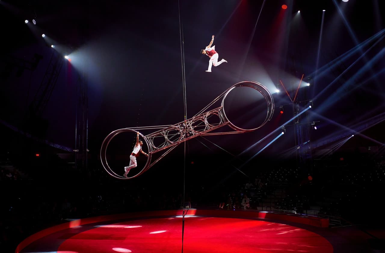 Este año, el circo promete a sus visitantes que entrarán en un “mundo de maravillas” y que se embarcarán en una “aventura inolvidable bajo la gran carpa mágica del Circo”.