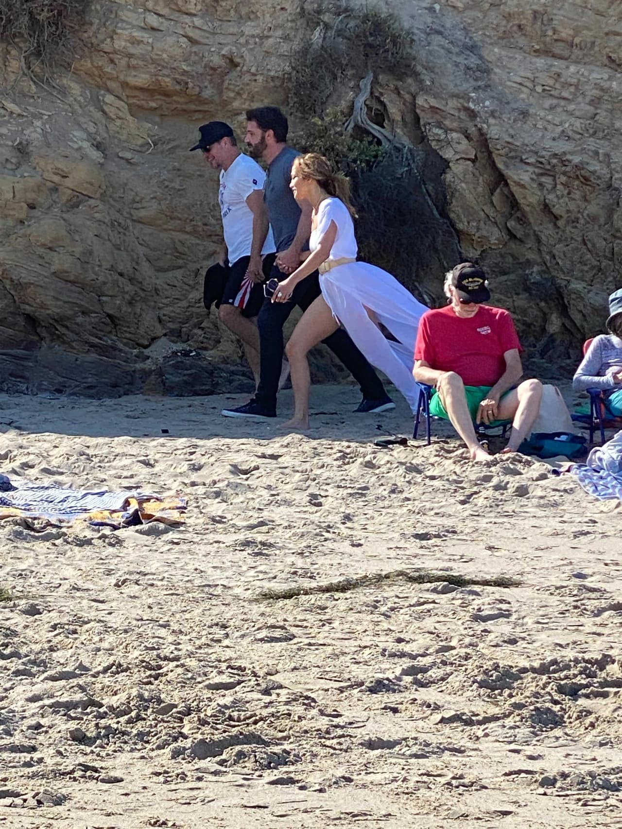 "Estoy tan feliz por él. Es el mejor.
<b><a href="https://extratv.com/2021/07/26/matt-damon-says-he-s-happy-for-ben-affleck-and-jennifer-lopez-plus-he-talks-stillwater/" target="_blank"> Se merece todas las alegrías</a></b> del mundo", dijo el artista en julio pasado sobre su amigo Ben Affleck. 
<br>