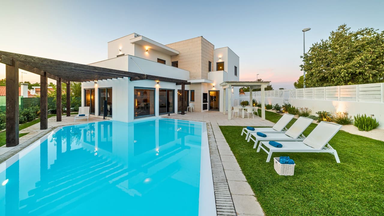 <b>¿Qué podrías comprar con 30.9 millones de dólares en diferentes estados de Estados Unidos? </b>
<br>En Texas, podrías transformar tu vida con
<b> una mansión de lujo en áreas exclusivas de Highland Park en Dallas o en Westlake en Austin</b>, donde las casas más codiciadas oscilan entre los 5 y 10 millones de dólares. Si cruzamos hacia California, la historia es diferente: 
<b>en zonas como Beverly Hills, Malibu o Bel Air,</b> los precios de las mansiones de lujo superan fácilmente los 20 millones de dólares, pero 
<b>con 30.9 millones podrías adquirir una villa frente al mar en estos lugares exclusivos</b>, con vistas espectaculares y todas las comodidades que imaginas. E
<b>n Nueva York, podrías poner tu nombre en un ático de lujo en el codiciado Upper East Side o en Tribeca</b>, donde la exclusividad se encuentra en cada rincón, pero los precios siguen siendo altos, aunque el lujo es indiscutible.