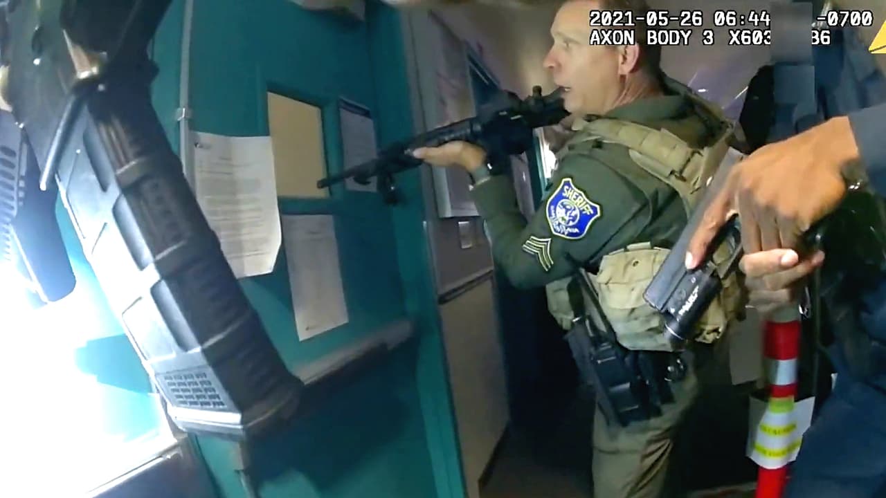 <b>Video.</b> La grabación muestra los últimos momentos de 
<a href="https://www.univision.com/local/san-francisco-kdtv/sam-cassidy-tiroteo-masivo-vta-san-jose-armas-semiautomaticas">Sam Cassidy</a>, el hombre que mató a nueve de sus compañeros de trabajo en la base de trenes.