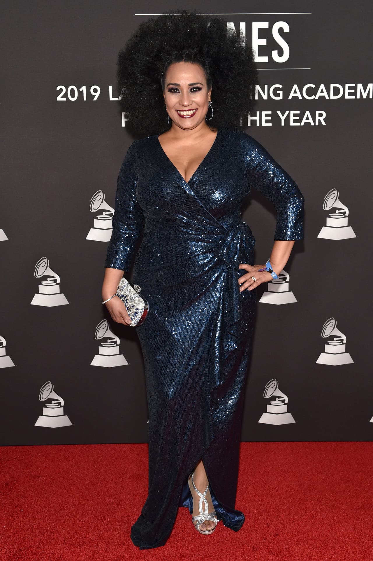 Aymée Nuviola representó muy bien a la belleza con curvas con este vestido con escote en 'V' y suave drapeado en la cintura.