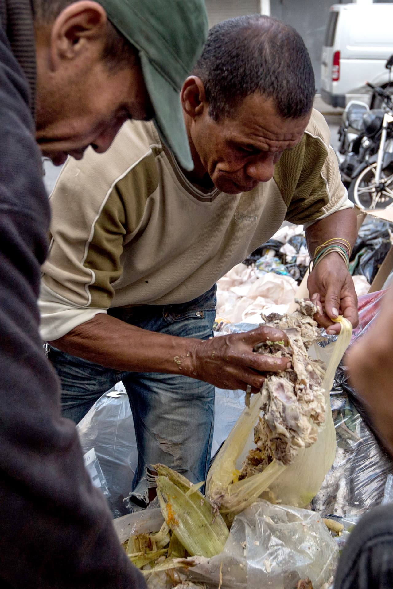 "Yo vengo de vez en cuando, no todos los días", dice otro hombre de unos 50 años, avergonzado de que le vean en la tarea de hurgar entre los desperdicios como los demás.