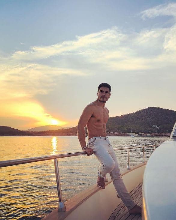 La playa, la orilla de la alberca o el fin de una sesión de ejercicio son momentos perfectos para que deslumbre a sus fans con fotos de su físico. Te presentamos 10 momentos en donde Carlos Rivera robó el aliento de miles.