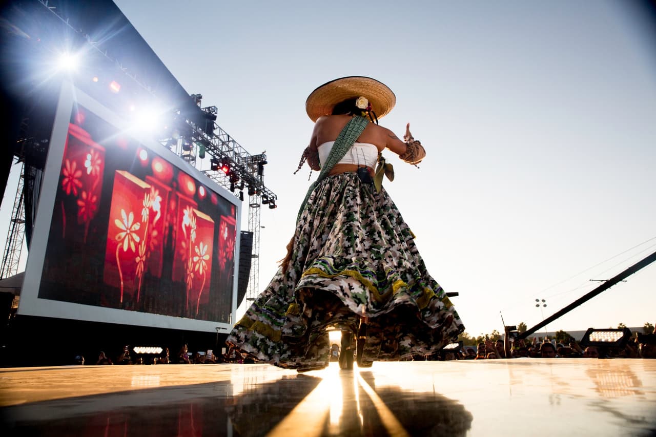Lila Downs dominó el escenario con su imponente personalidad y vistoso vestuario. Foto: David Maris.