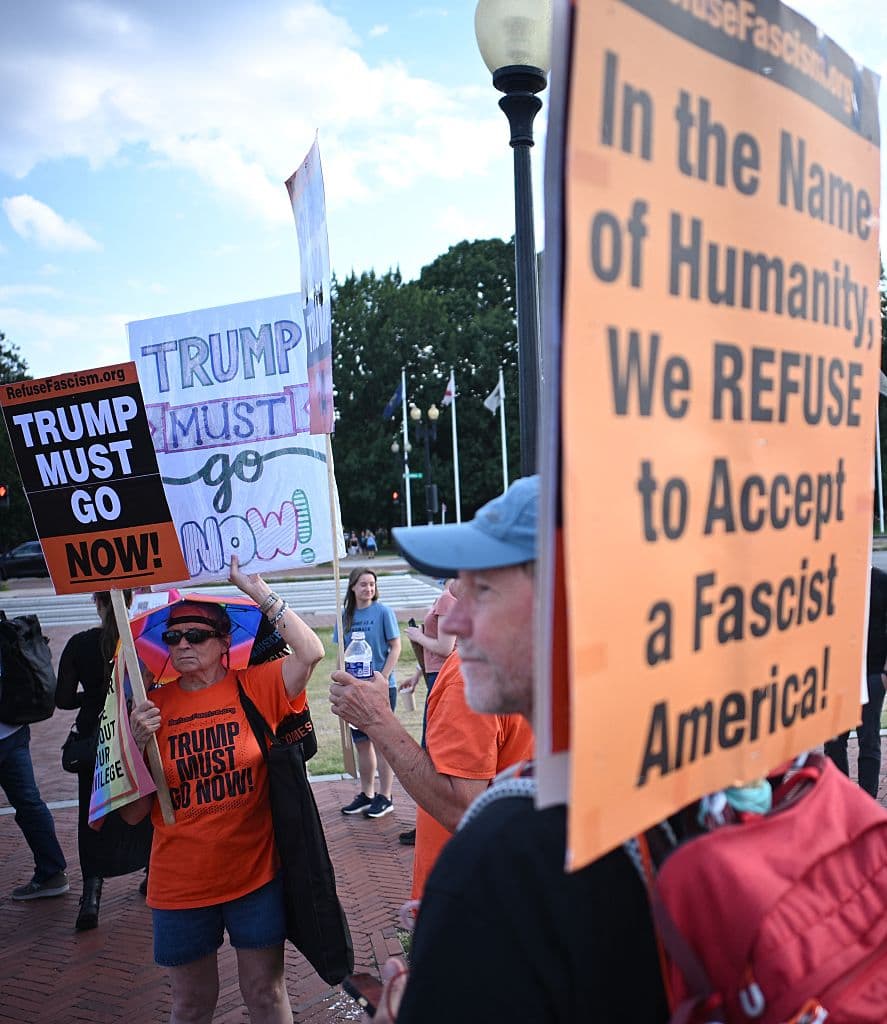 Para los simpatizantes del Movimiento 50501, es imperativo combatir el fascismo o 
<b><a href="https://www.univision.com/noticias/america-latina/bukele-paso-presidente-millenial-dictador-escalada-represiva-salvador" target="_blank">una dictadura</a></b> en Estados Unidos.
