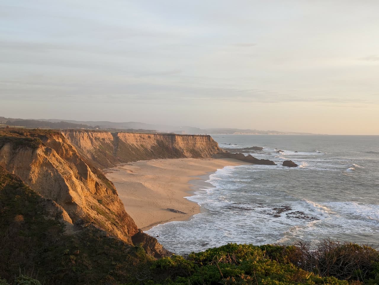 <b>Half Moon Bay State Beach:</b> Situada en la costa de Half Moon Bay, al sur de San Francisco, esta playa ofrece millas de arena y paisajes impresionantes. Es conocida por su belleza natural y es un lugar popular para practicar surf, pasear y observar aves.
<br>