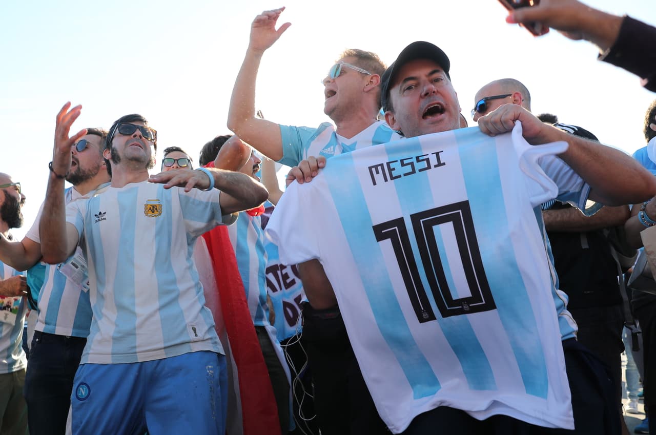 Los fanáticos de Argentina inundan de pasión el partido contra Nigeria en un encuentro de alegría y colorido en el tercer y definitivo partido del grupo D del Mundial Rusia 2018.