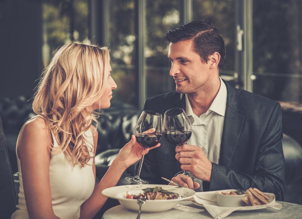 Venus expande el ciclo de eventos sociales, la facilidad para crear nuevos círculos de amistades y sobre todo disfrutar de una relación estable, armoniosa y elegante algo así como ‘amor con clase’.
<br>