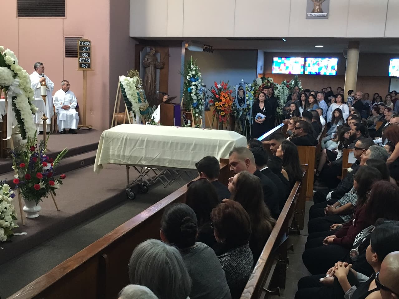 Elías fue sepultado en el cementerio San Fernando Mission.