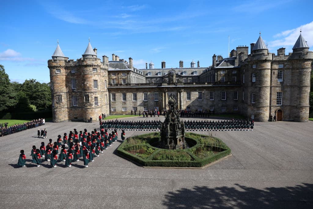 Una vista del Palacio de Holyroodhouse, desde donde salió el féretro que lleva a la reina Isabel II hacia la Catedral de Edimburgo.
