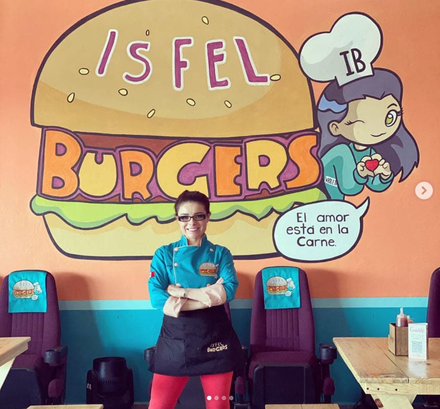 La actriz reside en el estado de Hidalgo, México, donde comenzó su negocio: "Nos cerraron todo, en casa 
<b><a href="https://www.univision.com/famosos/ante-la-crisis-economica-violeta-isfel-cambio-las-telenovelas-por-la-parrilla-fotos">comenzamos a hacer hamburguesas</a></b> y las estoy vendiendo ahí por donde vivo", contó a Radio Fórmula.