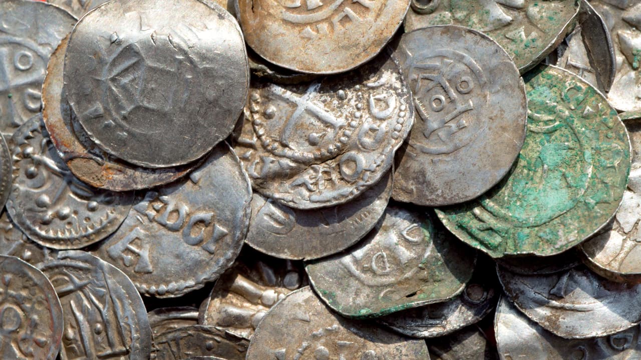 En fotos: El tesoro vikingo de 1,000 años de antigüedad descubierto por un adolescente en Alemania
