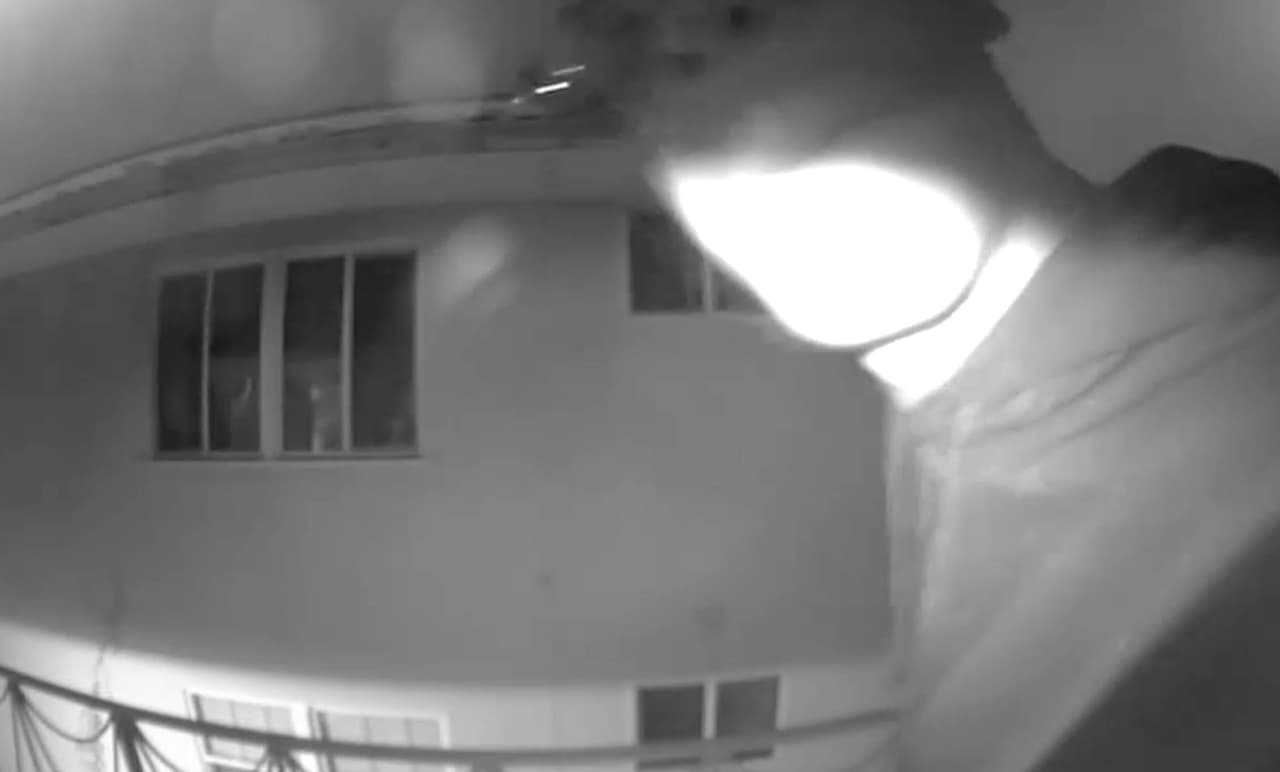 Arrestan a sospechoso de espiar en casa de Culver City