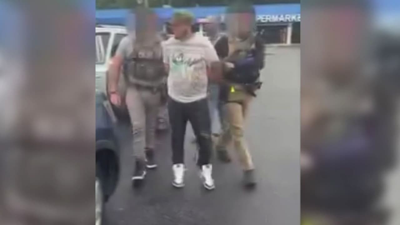 Tensión en Carolina del Norte: Chofer hispano es arrestado por ICE tras dejar a un cliente frente a un supermercado