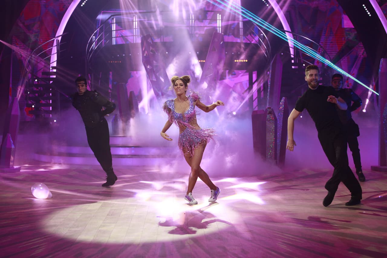 Después tocó el turno de Sara Corrales. 
<a href="https://www.univision.com/shows/mira-quien-baila/la-magia-colombiana-de-sara-corrales-baila-al-ritmo-de-bruno-mars-video" target="_blank">La colombiana interpretó un escape a ritmo de 'Runaway Baby'</a>. Una vez más dejó claro su talento para el baile y comprobó por qué "en la mente de todos siempre fue que estuvieras en la final", como le dijo Lola Cortés.