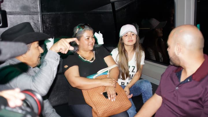 De camino a al hotel Rubí confesó que es fan de CNCO, Thalía y Paulina Rubio.