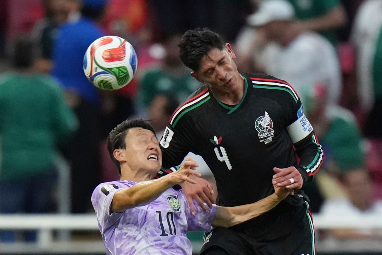 El mexicano Edson Álvarez (4) disputa un balón aéreo con el surcoreano Lee Jae-sung (10) durante el partido de fútbol del Grupo A de la Copa del Mundo entre México y Corea del Sur en Zapopan.