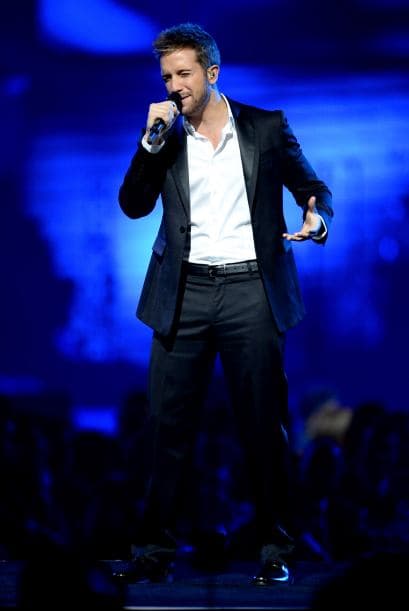 Miguel Bosé la Persona del Año en Latin GRAMMY 2013 fue homenajeado por los grandes de la música. Santiago Cruz, Alex Cuba, Gianmarco, Natalia Lafourcade, Pablo Alborán, Juan Campodónico, Jesse & Joy, Juanes, Illya Kuryaki, Ricky Martin, Laura Pausini, Draco Rosa, Alejandro Sanz, Ximena Sariñana, Julieta Venegas y Carlos Vives, honraron a Bosé.