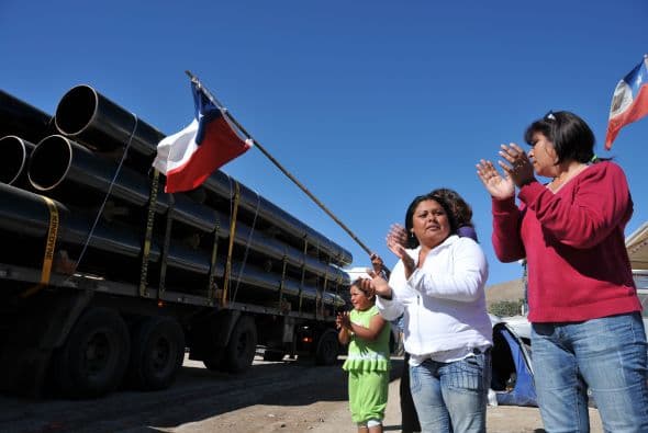 Alberto Segovia, cuyo hermano Darío es uno de los mineros atrapados hace 54 días en la mina San José, dijo a la AP que estamos "felices por este metraje al que llegan. Necesitábamos un ánimo de este tipo".