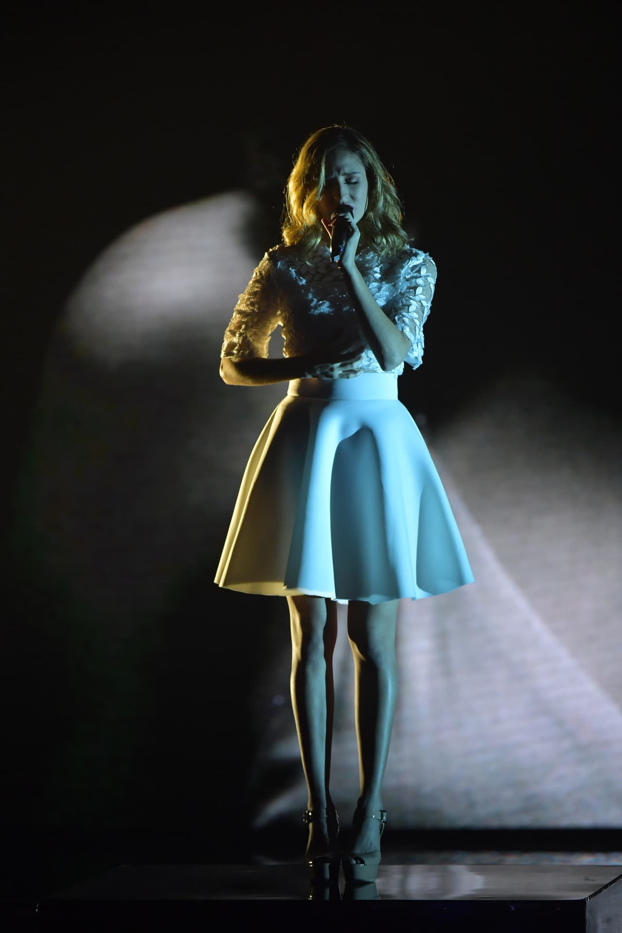 Aunque confesó que le costaba demostrar sus emociones mientras cantaba logró emocionar al público.