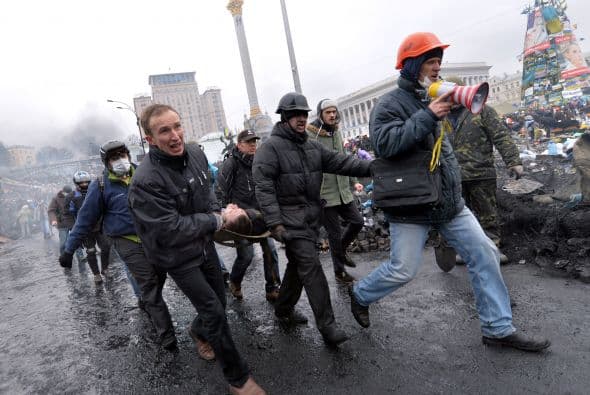 Todo comenzó el 21 de noviembre, cuando el gobierno del presidente Viktor Yanukovich anuncia que abandona un acuerdo para fortalecer los vínculos con la Unión Europea para buscar en cambio una cooperación más estrecha con Moscú. Los manifestantes salen a las calles.