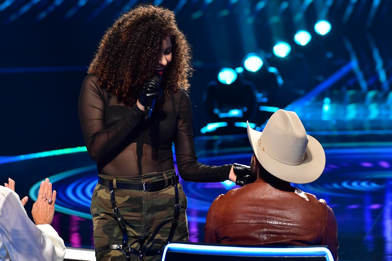 Olga Tañón bailaba desde su lugar.