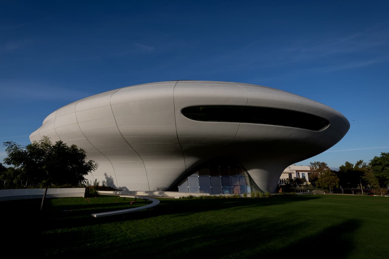 Las entradas para visitar el museo entre el 22 de septiembre y el 28 de febrero de 2027 salieron a la venta con alta expectación pública. Los organizadores habilitaron una fila virtual para gestionar el flujo de reservas y evitar la saturación del sistema.