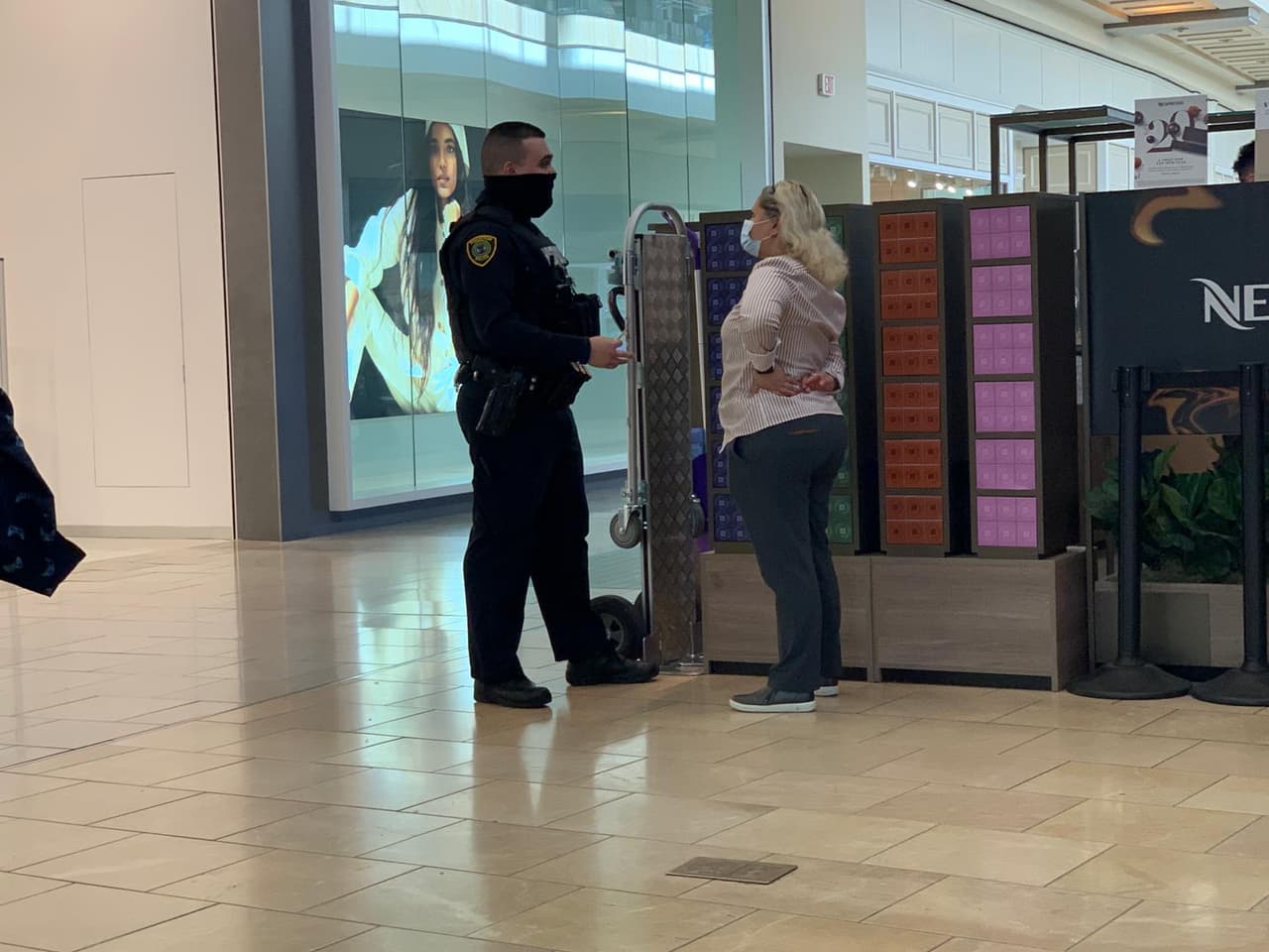 Incluso algunos compartieron 
<a href="https://twitter.com/tarevion1/status/1373379485152768000?ref_src=twsrc%5Etfw%7Ctwcamp%5Etweetembed%7Ctwterm%5E1373379485152768000%7Ctwgr%5E%7Ctwcon%5Es1_&ref_url=https%3A%2F%2Fwww.click2houston.com%2Fnews%2Flocal%2F2021%2F03%2F20%2Fhouston-police-responding-to-shooting-at-galleria-mall%2F">videos en donde se ve a la gente corriendo</a> precipitadamente, mientras algunas tiendas cerraban sus instalaciones.
<br>