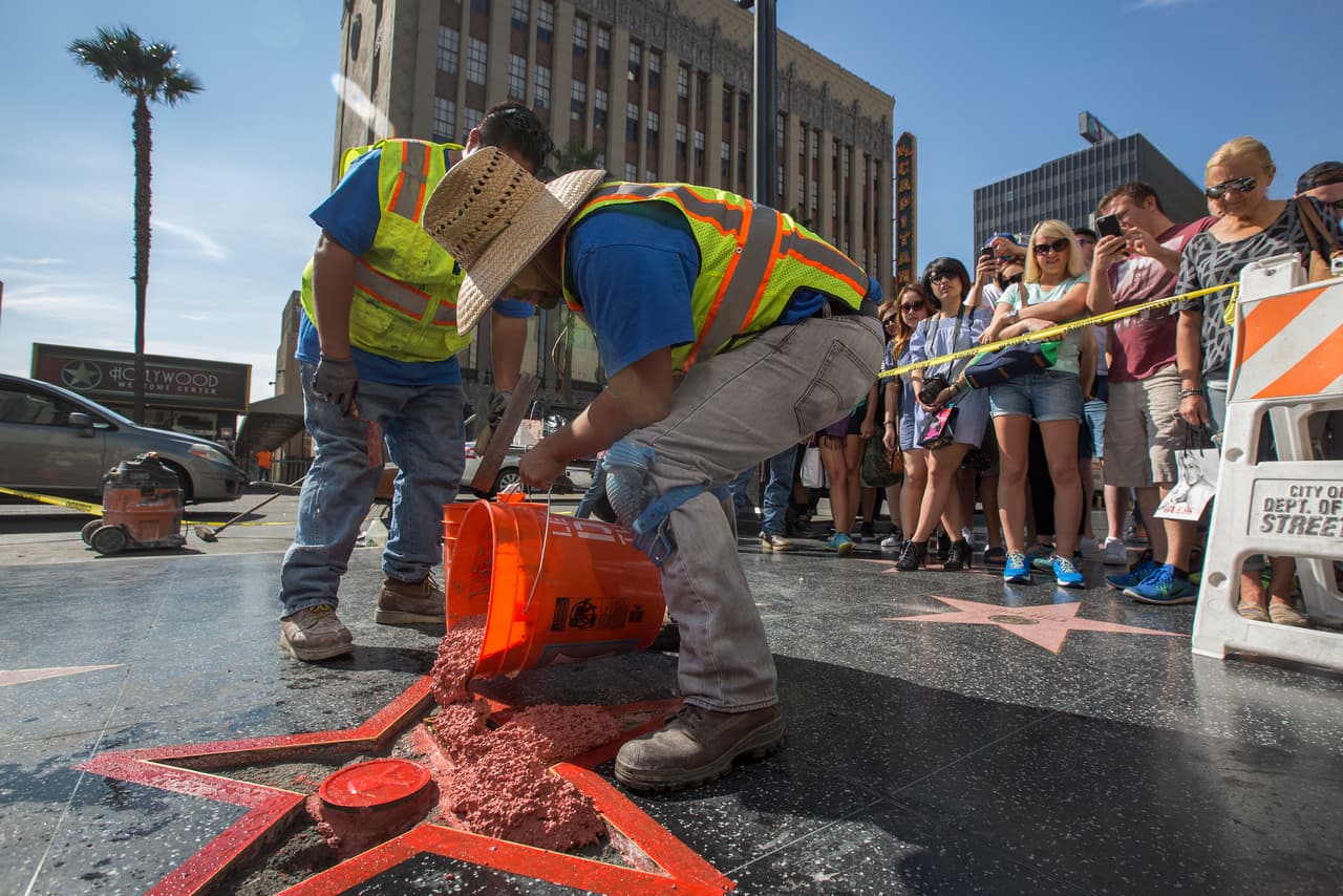 Así repararon la estrella de Trump en el Paseo de la Fama