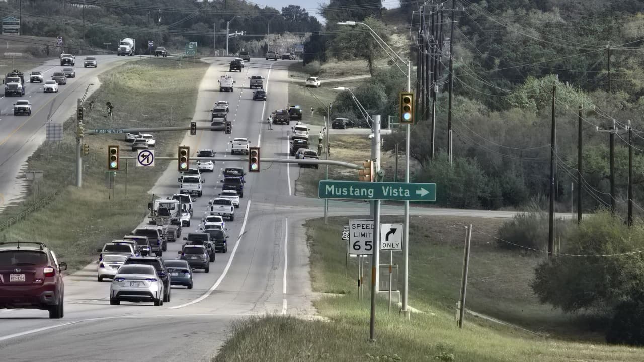 Mientras tanto, imágenes captaron a
<b> decenas de estudiantes siendo evacuados en autobuses</b>, con destino a otra escuela cercana, donde serían reunidos con sus padres.