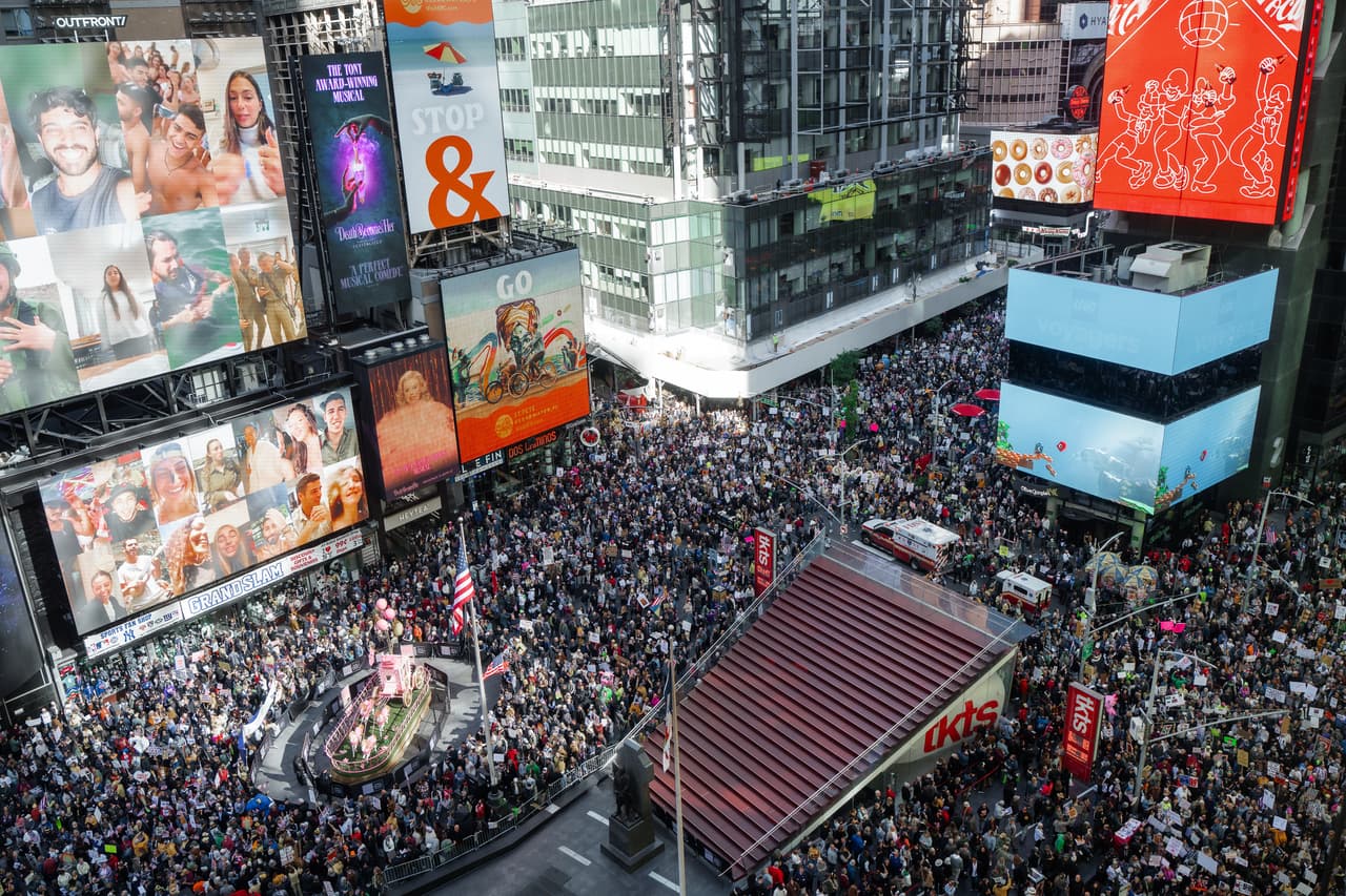 Desde las alturas, así es cómo luce Times Square este 18 de octubre en la protesta de 'No Kings'.