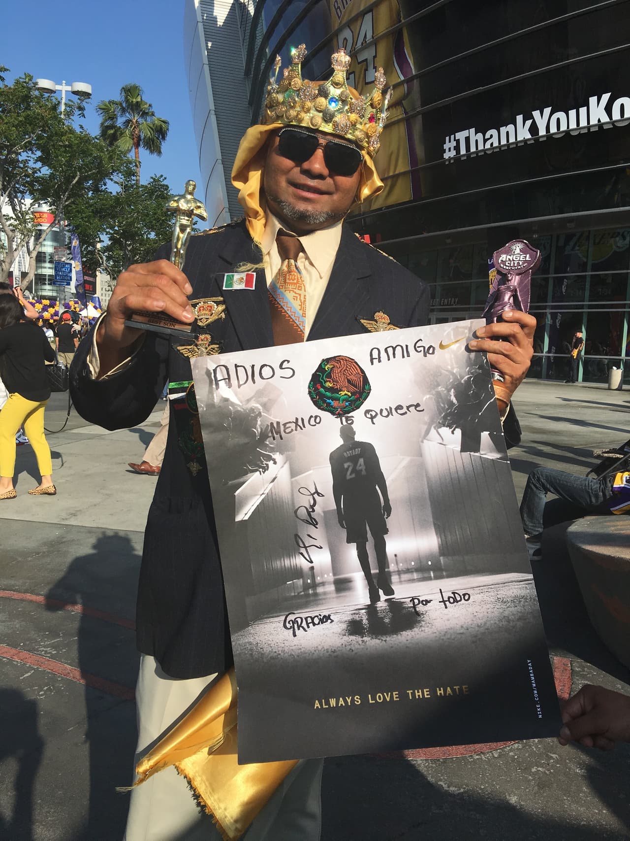 Juan Carlos Hernández fue a la despedida de Kobe Bryant como rey.