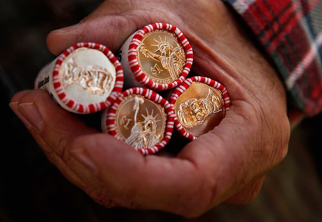 Han tratado de reemplazarlo. En 2012 se introdujo en el Congreso una propuesta de reemplazo del los billetes de $1 dólar por una moneda con la misma denominación, y luego en 2017, los senadores John McCain y Mike Enzi lo volvieron hacer. (Photo by Chip Somodevilla/Getty Images)