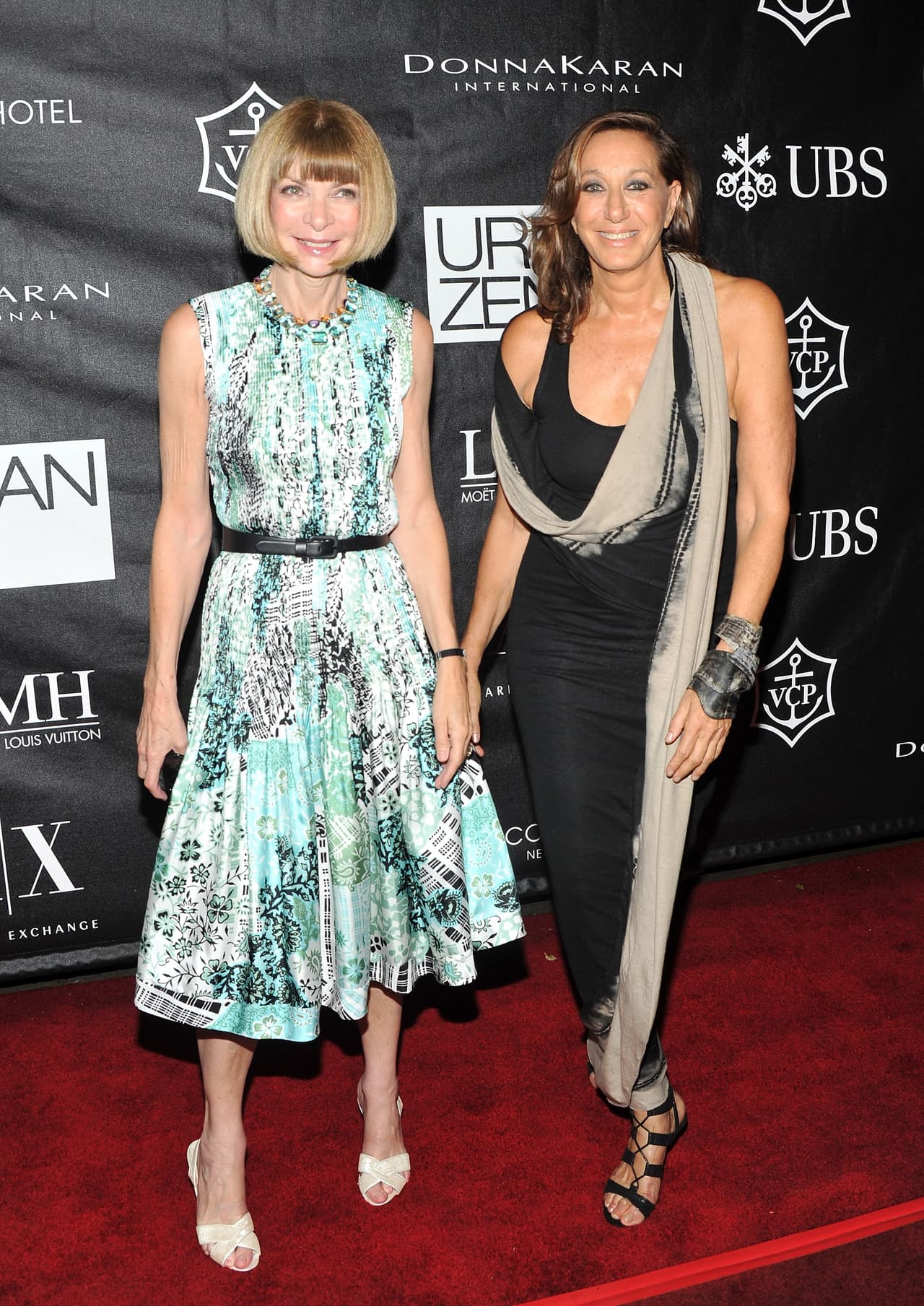 Ésto, en lo que se consigue un diseñador sustituto que pueda llenar los zapatos de Donna.