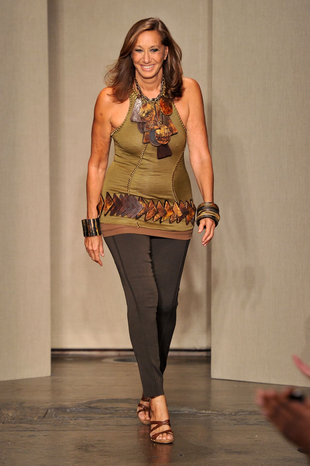 Tras la noticia, los shows y colecciones de la marca se detendrán por tiempo indefinido.