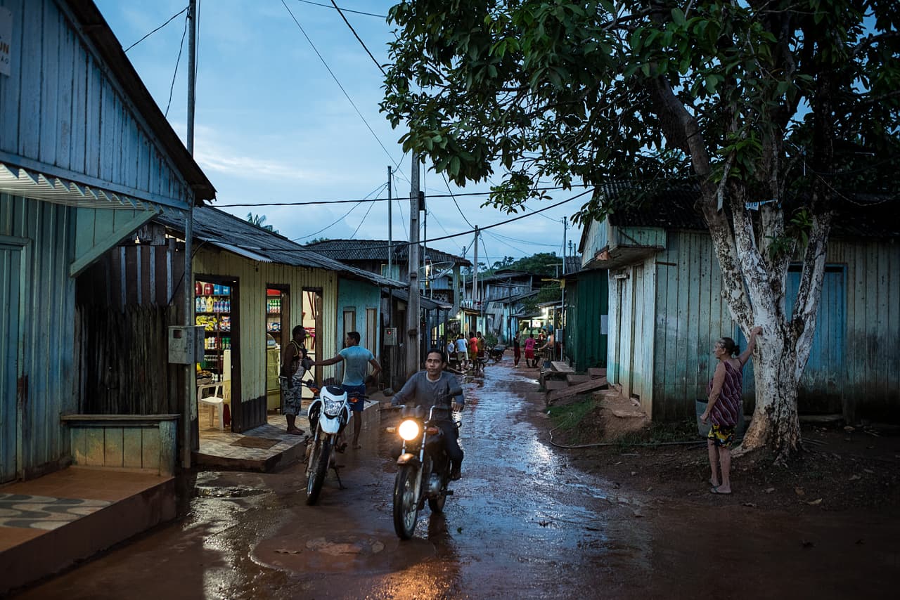 Una tarde en las calles de Ressaca, una comunidad que depende de la minería informal que queda justo donde está previsto el desarrollo del yacimiento Belo Sun. Muchos residentes apoyan la explotación de la mina pues consideran que ello generará empleos, pese a que deberán ser reubicados. Los pobladores ya han experimentado un gran impacto en su modo de sustento económico luego de que Belo Sun y el gobierno les prohibieron continuar con la extracción informal de oro, aunque lo siguen haciendo a menor escala.
