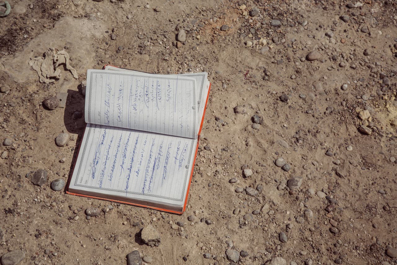 "Este cuaderno pertenecía a ISIS. Según me contó un traductor, tenía datos financieros y cáculos".