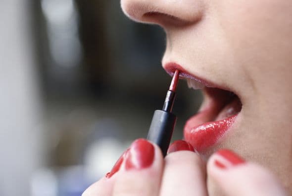 A la hora de maquillarse, hay mujeres que optan por destacar su mirada, y otras que prefieren una boca protagonista. Si perteneces al segundo grupo, ¡seguramente seas fan de los labiales!