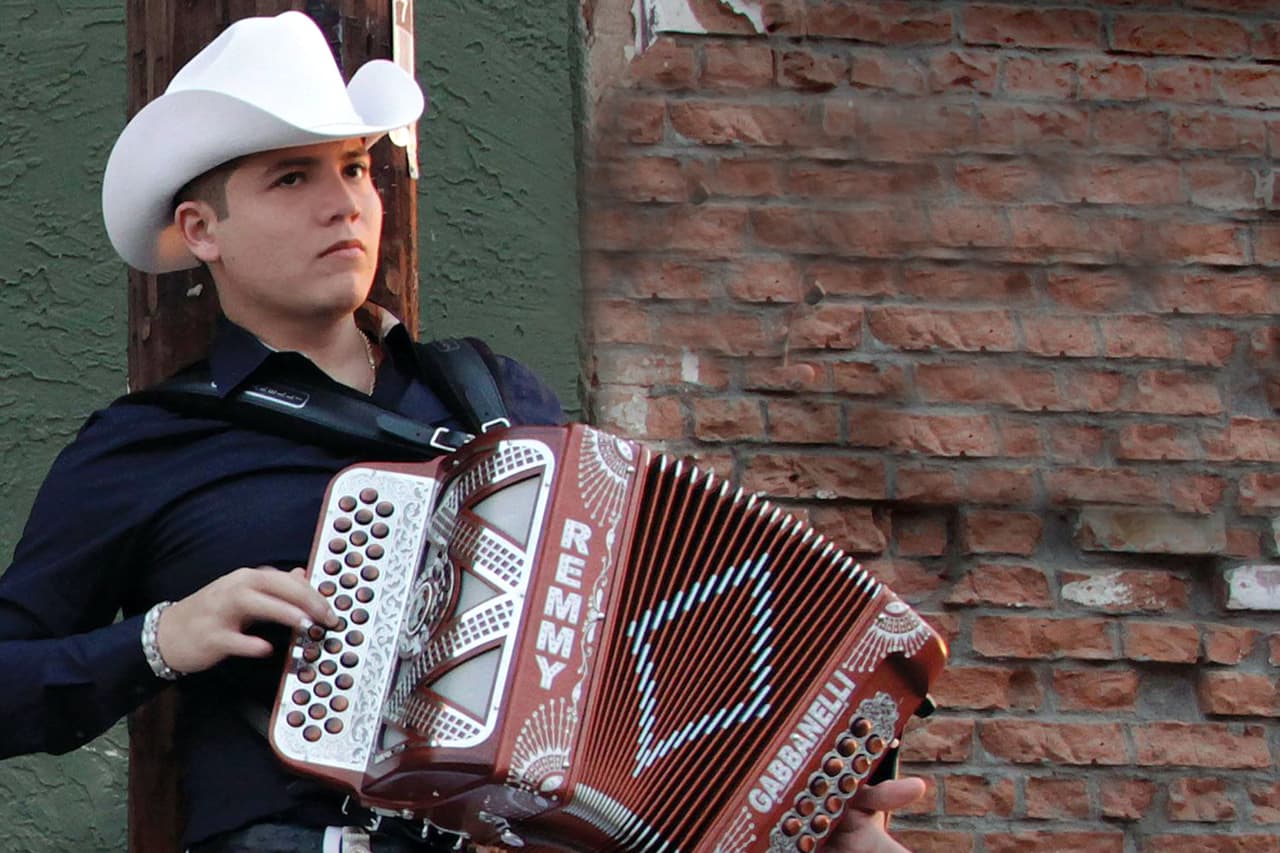 Valenzuela que no aparece en los medios, ni tampoco en las redes sociales, también se habría quedado sin contrato en su disquera, después de que ellos decidieran romper relaciones con él.