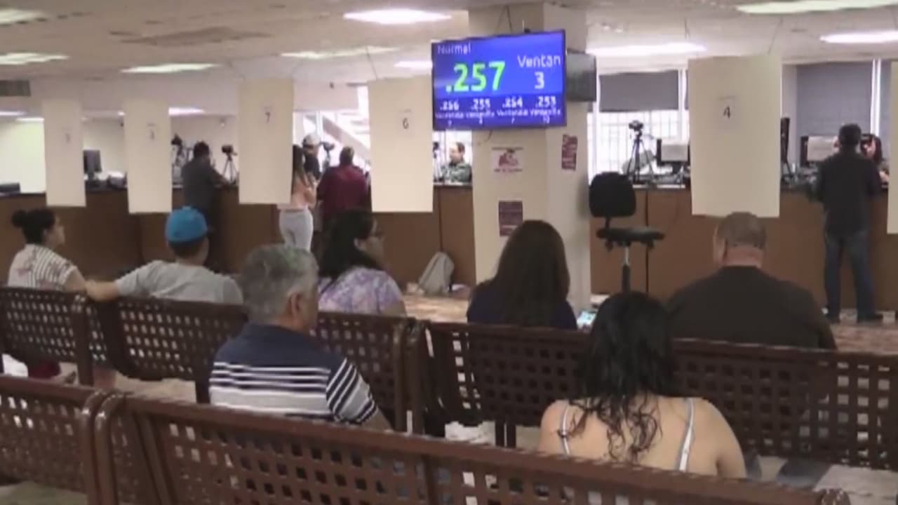 Mexicanos en Houston ahora pagan más por trámites consulares: la cónsul explica por qué