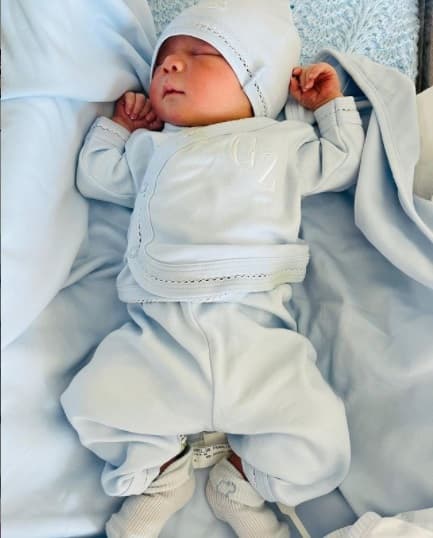 El bebé nació el 7 de julio rodeado del amor de sus padres, Francisca y Francesco, además de su abuela doña Divina. Su llegada al mundo causó mucha emoción entre los compañeros de la conductora dominicana.