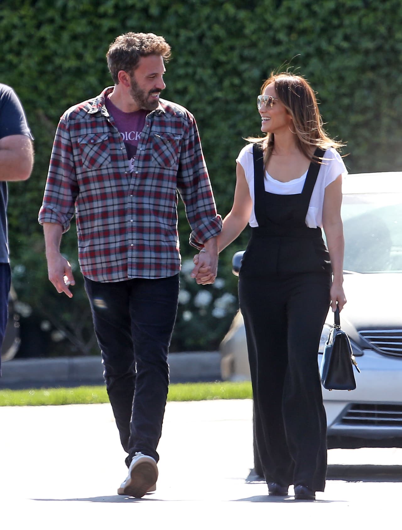 A la pareja se le vio llegar por la adolescente tomados de la mano. 
<br>