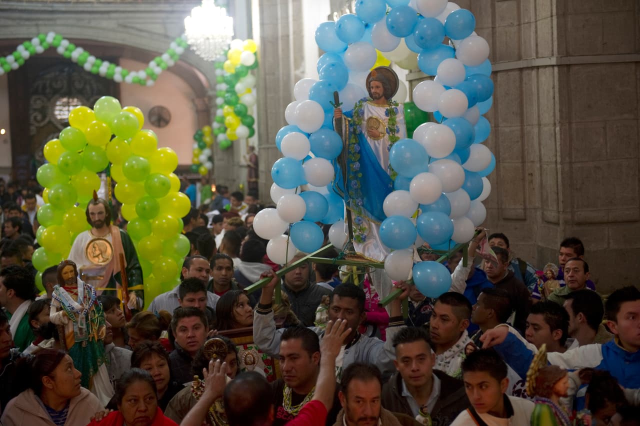 Se tiene como costumbre también ir por primera vez a su templo y obsequiar ofrendas a los cientos de asistentes que llenan este templo, localizado en la esquina de Avenida Hidalgo y Paseo de la Reforma. Se suele llevar hasta el templo imágenes del santo desde la casa del fiel, mostrándolo públicamente.