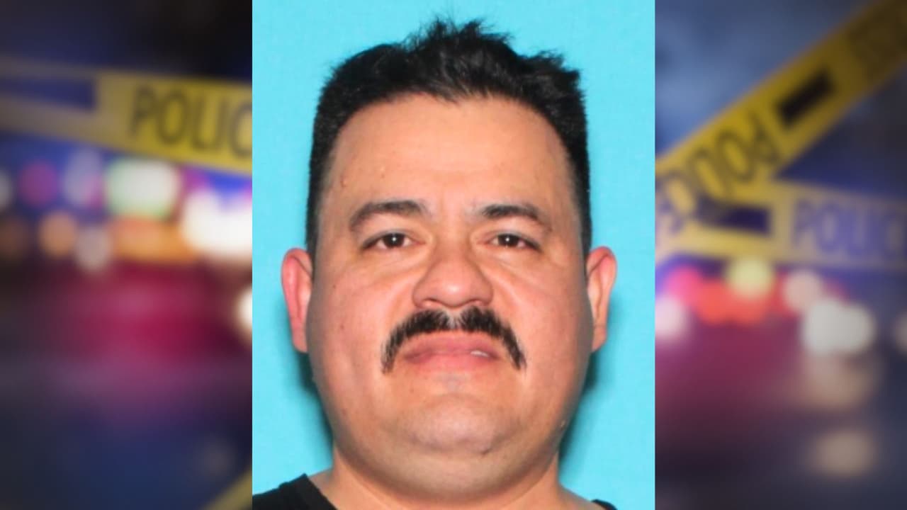 <h3 class="cms-H3-H3">Carlos José Ayala Morales: el monstruo que no se rehabilitó </h3>
<br>En 2018
<b>fue condenado por abusar sexualmente de tres niñas: dos de 14 años, una de 12</b>. Cumplió siete años y salió en 2024. ¿Rehabilitación? Nada de eso. En febrero de este año, un juez giró una nueva orden de arresto:
<b>esta vez por intentar abusar nuevamente de una menor.</b> Debía registrarse como delincuente sexual cada tres meses. No lo hizo. Hoy está desaparecido.
<br>
<b>Este es el tipo de caso que pone en alerta a cualquier comunidad.</b> Y más aún a quienes tienen hijas pequeñas.