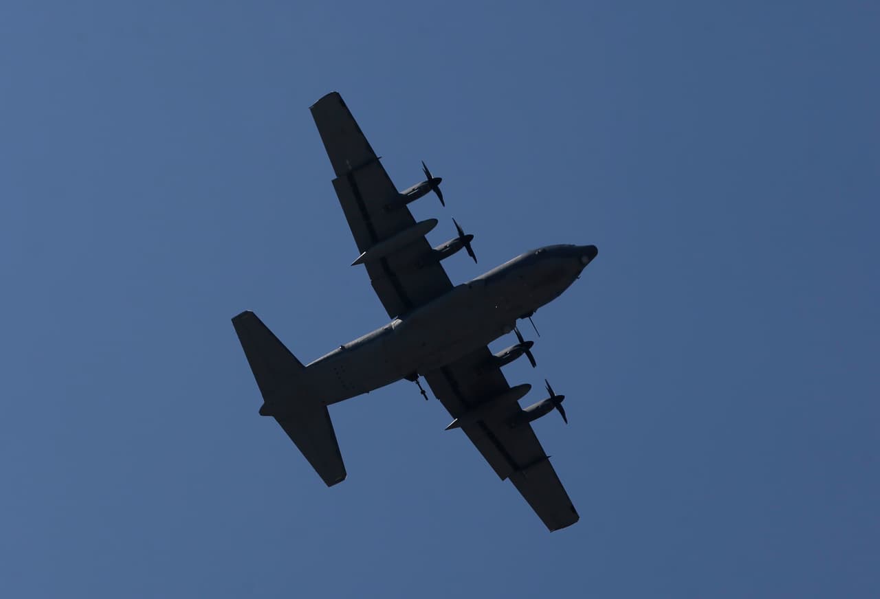 Un avión C-130 Hercules sobrevuela el National Mall durante los actos del Día de la Independencia en conmemoración del 250 aniversario de la nación, el sábado 4 de julio de 2026.