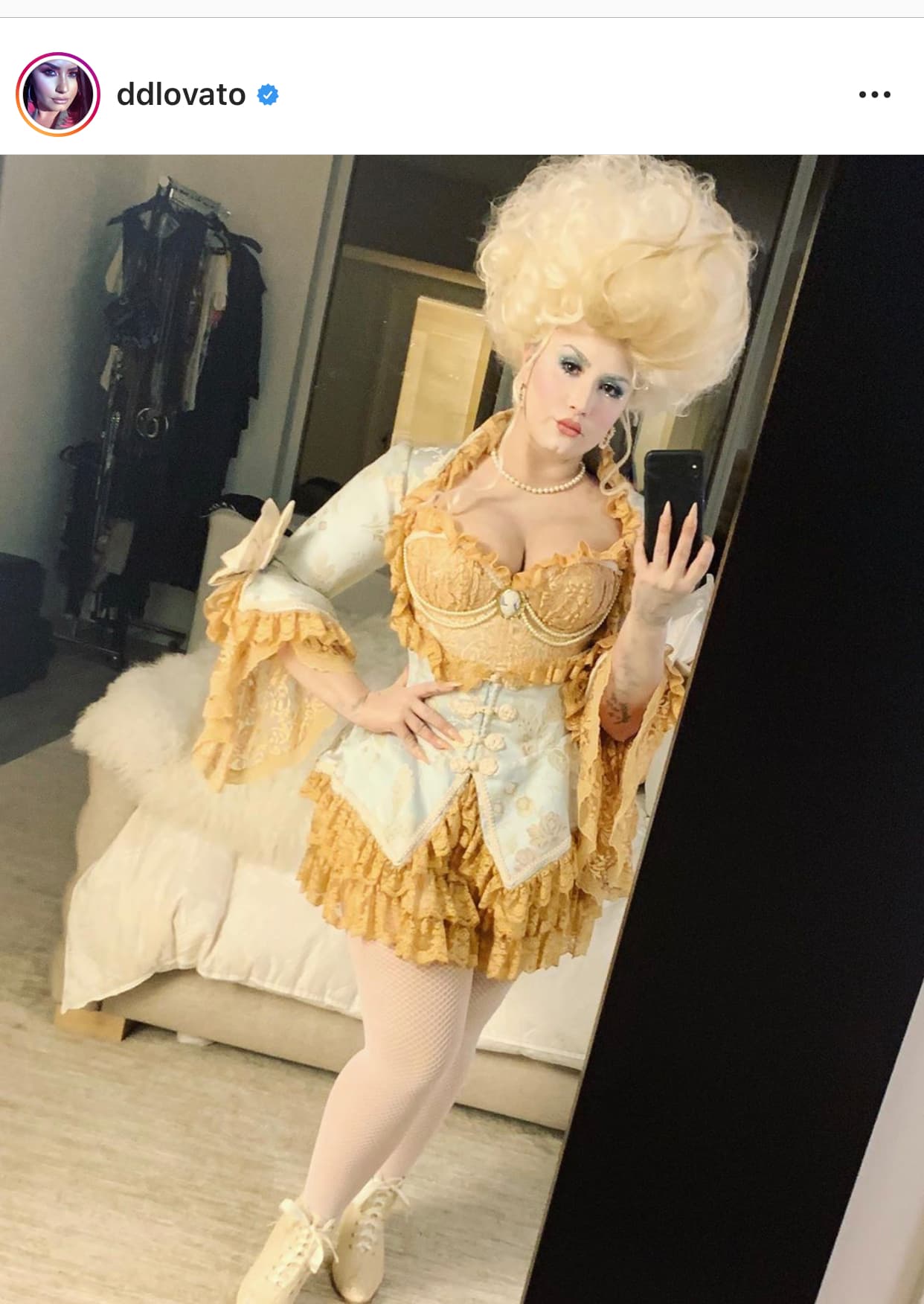 "Halloween ronda 1... ¡les dije a todos que no juego en Halloween! Es mi hora de brillar", escribió en su 
<b><a href="https://www.instagram.com/p/B4CKpn5BJKz/" target="_blank">cuenta de Instagram.</a></b>