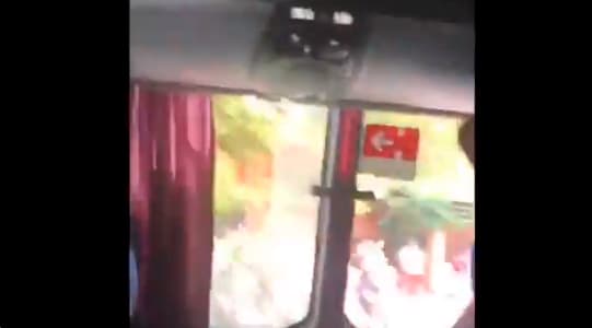 Afuera los fanáticos de River Plate y de fondo el ruido de los objetos que golpean el vehículo, interrumpiéndose los cánticos de