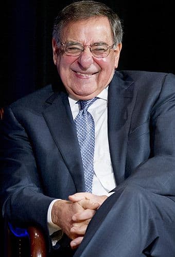 El ex Secretario de Defensa, Leon Panetta, ríe tras la presentación que le hizo Hillary Clinton cuando recibió la Medalla al Servicio Público durante una ceremonia en el Pentágono el 14 de diciembre de 2013.