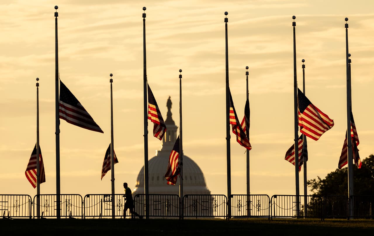 Banderas estadounidenses
<b>ondean a media asta en respuesta al tiroteo masivo de San José, en la base del Monumento a Washington en el National Mall</b>, por órdenes del presidente
<a href="https://www.univision.com/temas/joe-biden">Joe Biden</a>.
<br>